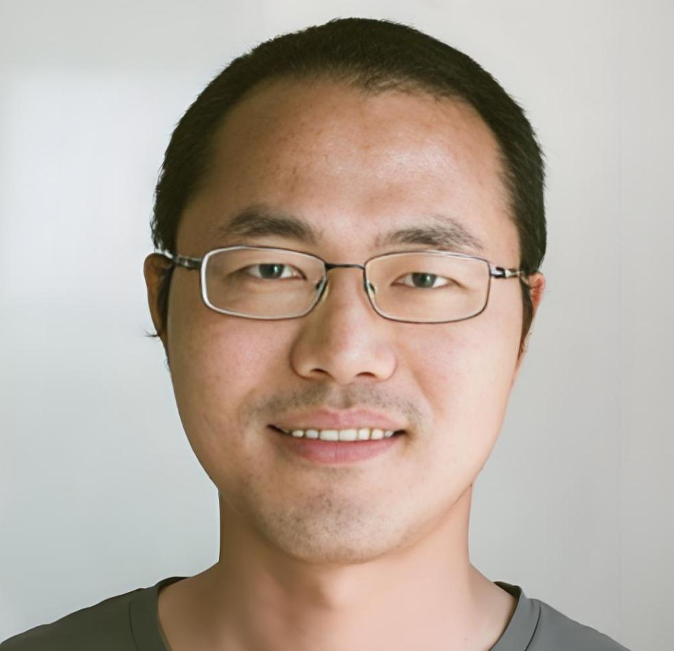 袁新意，国际奥数金牌获得者，哥伦比亚大学博士，克雷数学研究所博士后，普林斯顿大学