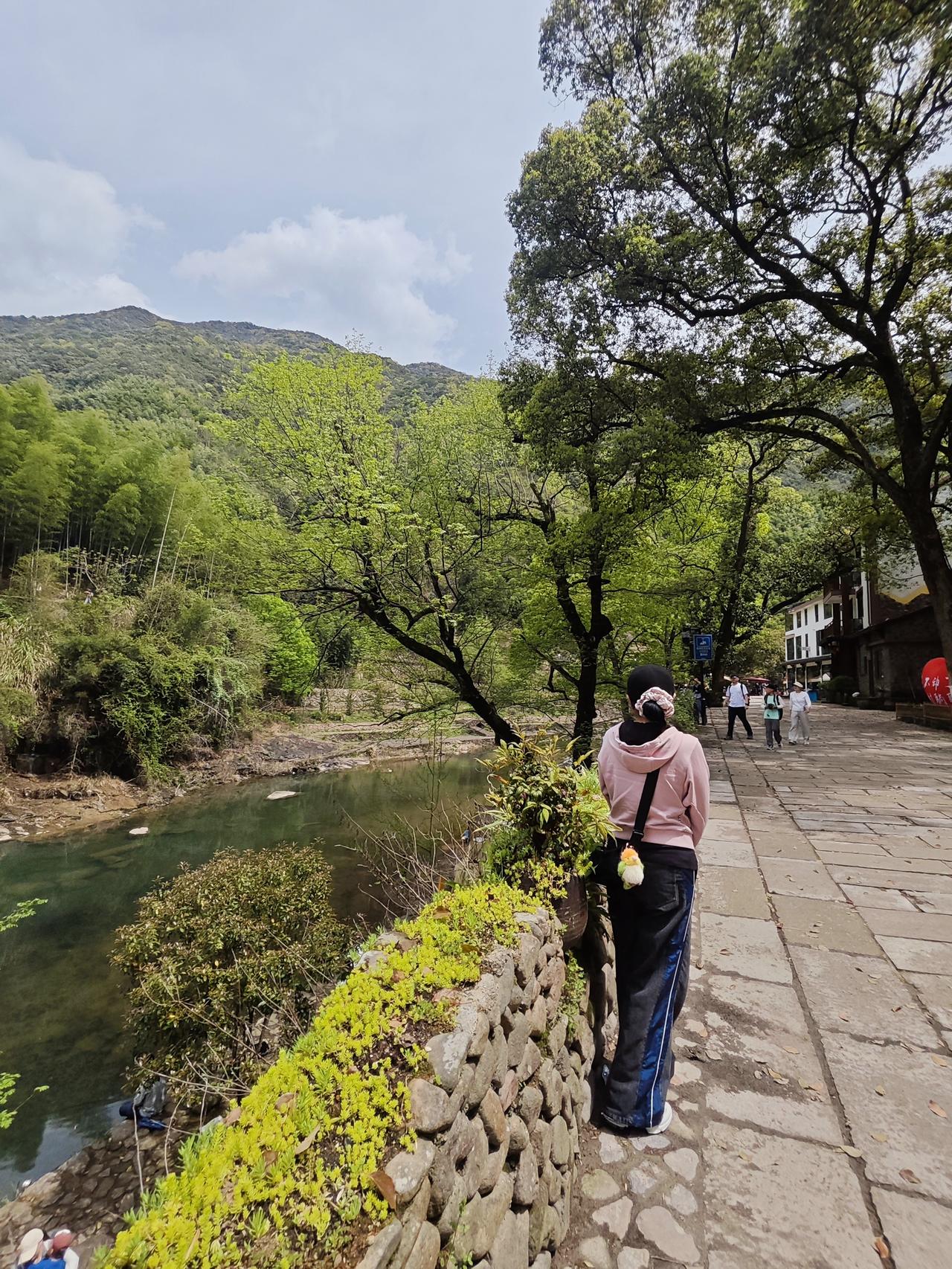 清明来到浙江最美县城杭州桐庐县，桐庐不但风景优美，景色宜人。美食也吸引着众多游客