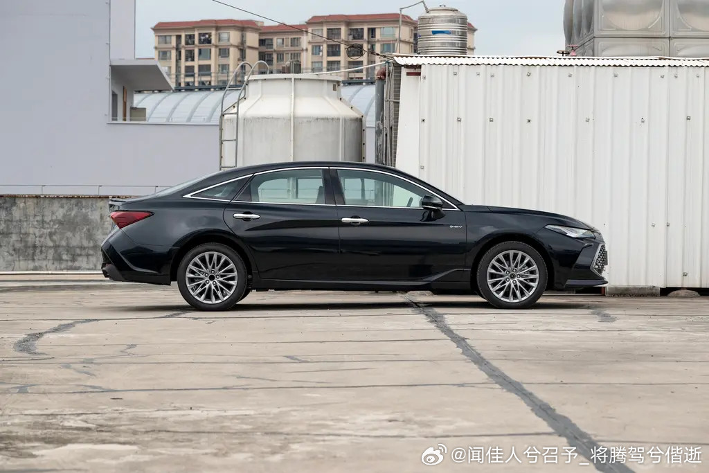 一汽丰田和广汽丰田，在B级车里没有纯电动汽车。🚗亚洲龙和凯美瑞都是混动车型缺乏市场竞争力，之前给丰