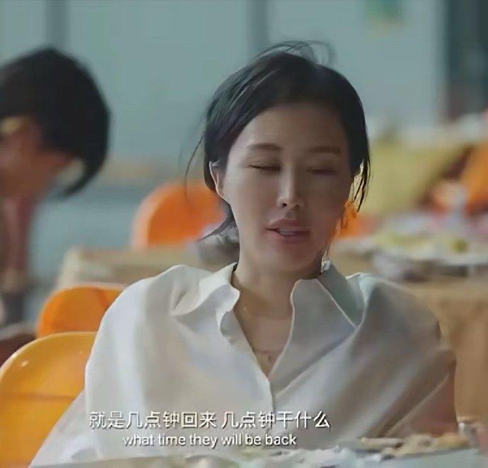 王石这下真的有点难堪了。田朴珺当着镜头说他总问回家时间让她很烦，说他这是自私