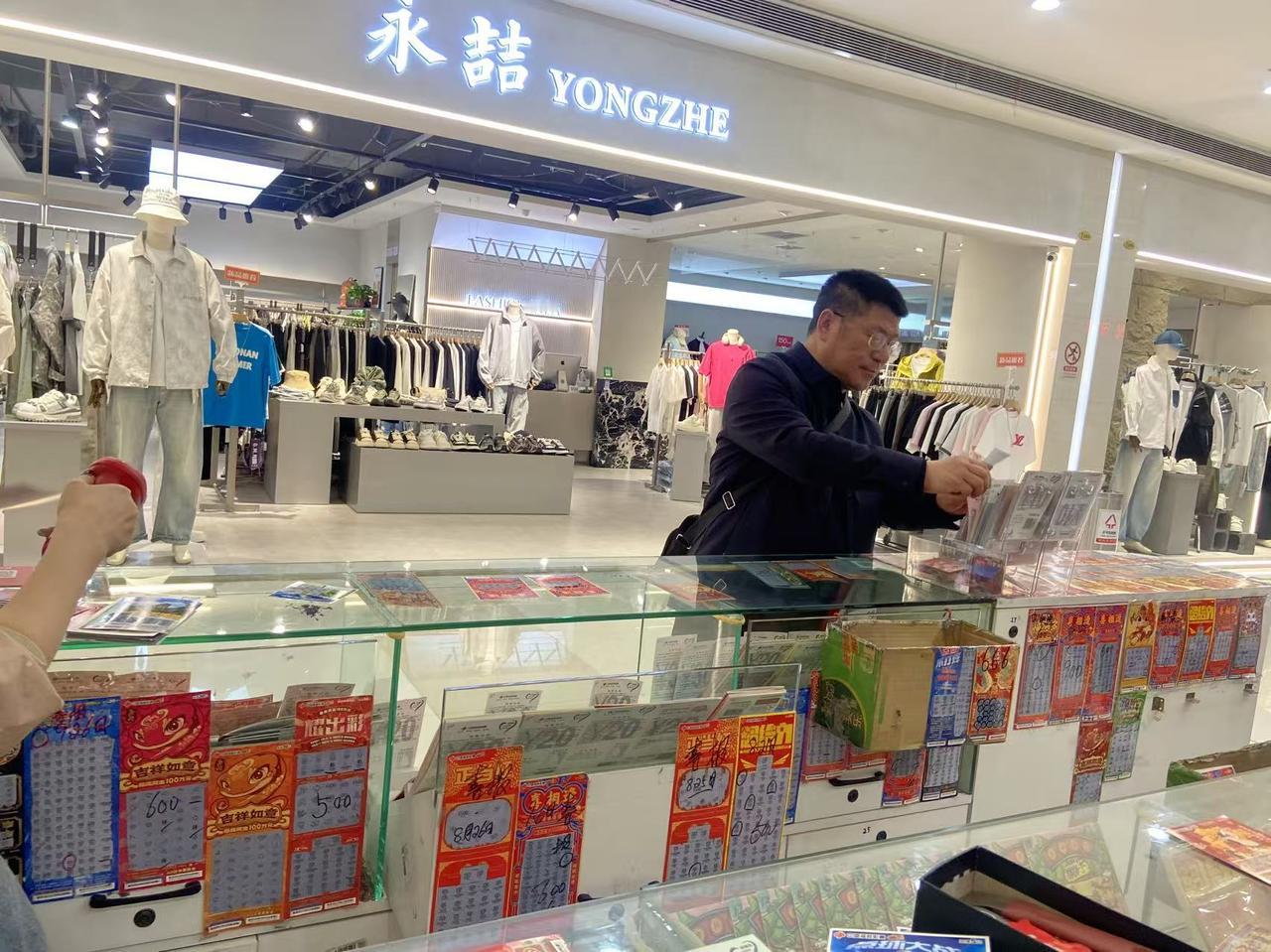 今天早晨起来晚了，原因是昨晚我无意中喝了咖啡，结果居然困意全无。既然睡不着觉，我