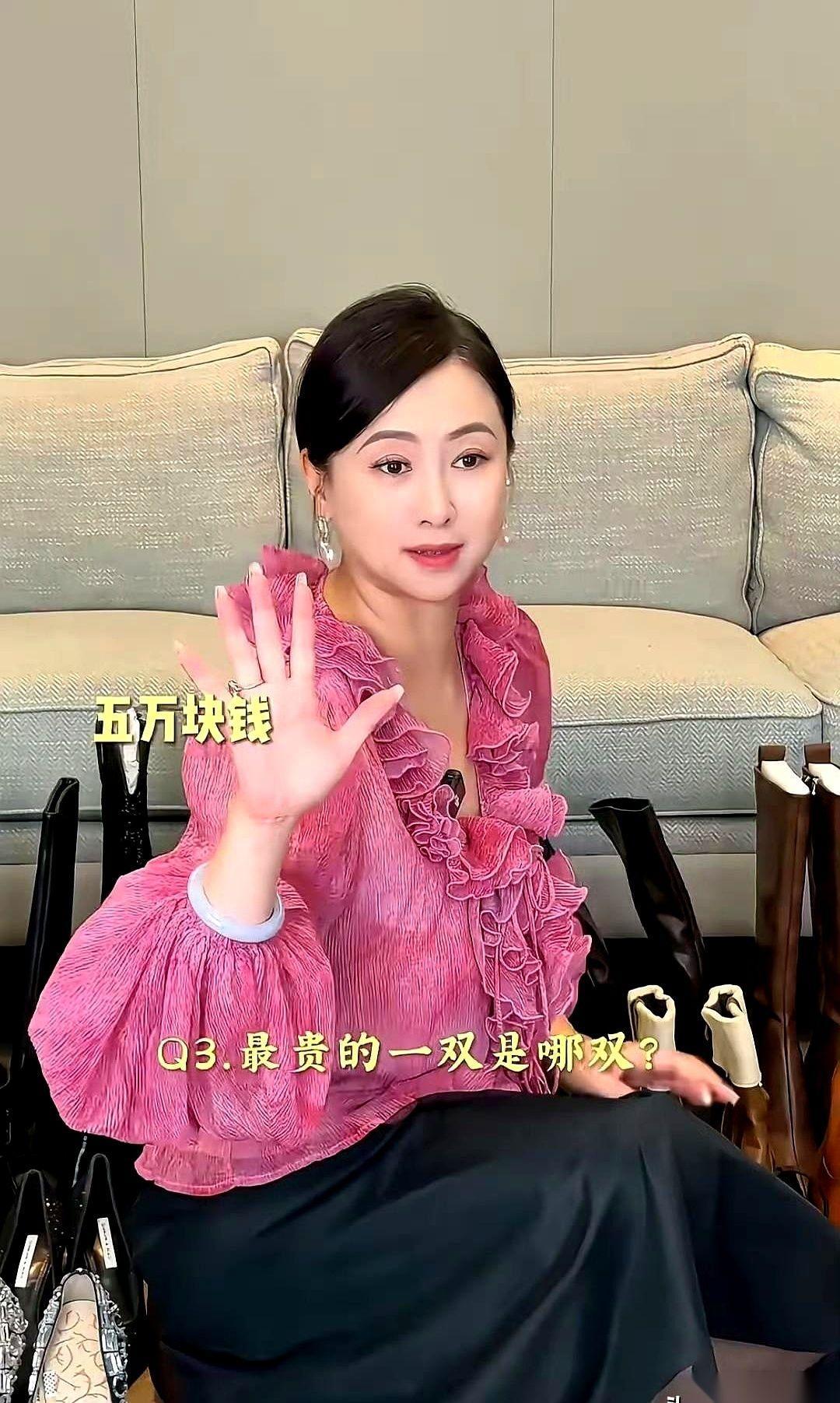 我跟你说，别老盯着人家那双5万块的鞋了。真正让我后背发凉的，是翁虹那200多双