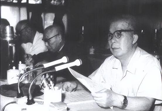 该兵种拟降为兵团级，考虑不好授衔改为正军级，他卸去政委职务“老莫，方案定了，机