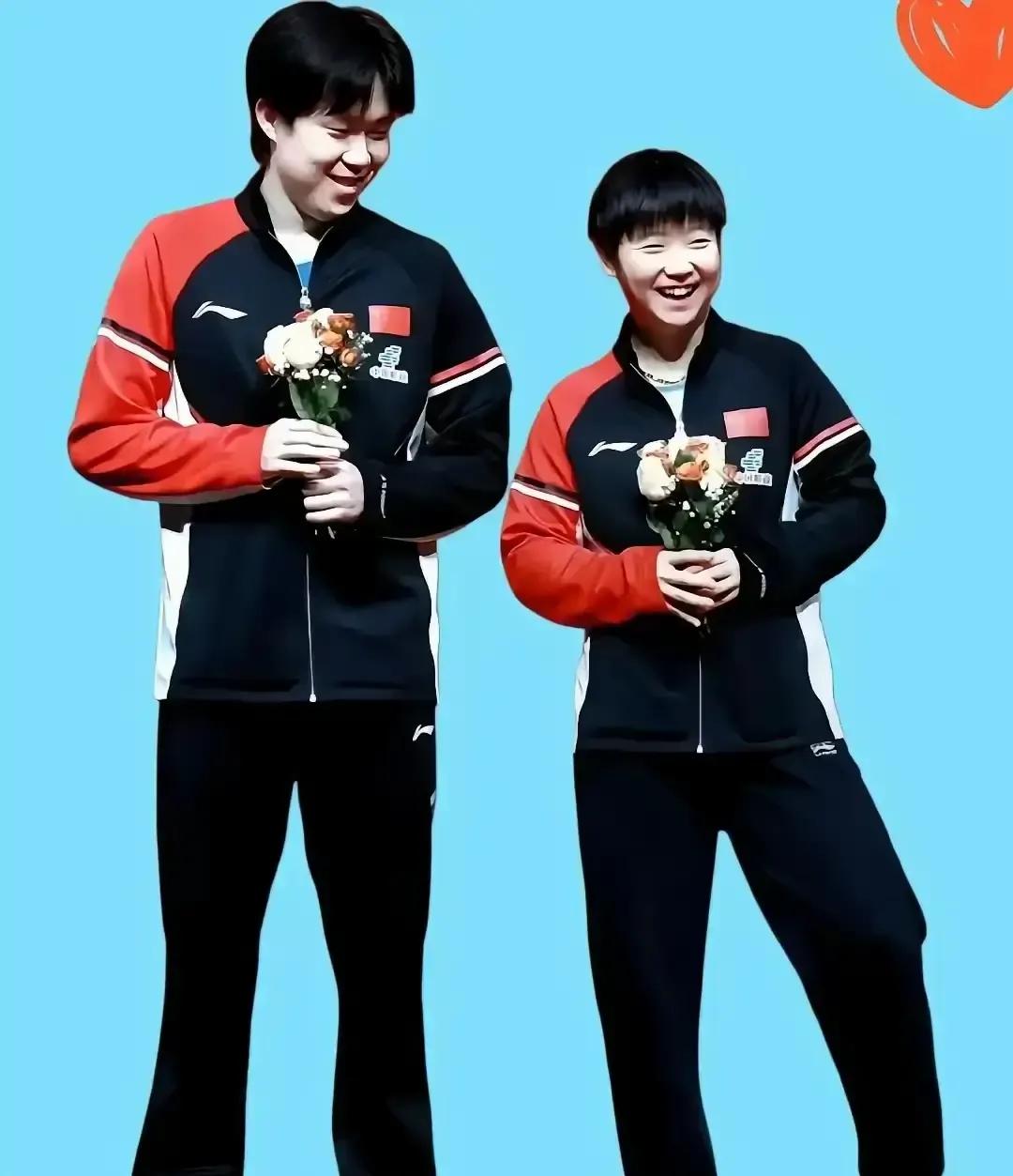 孙颖莎脚缠冰袋还在练发球，王楚钦蹲旁边帮她捡球，这一幕被球迷拍到直接冲上热搜。