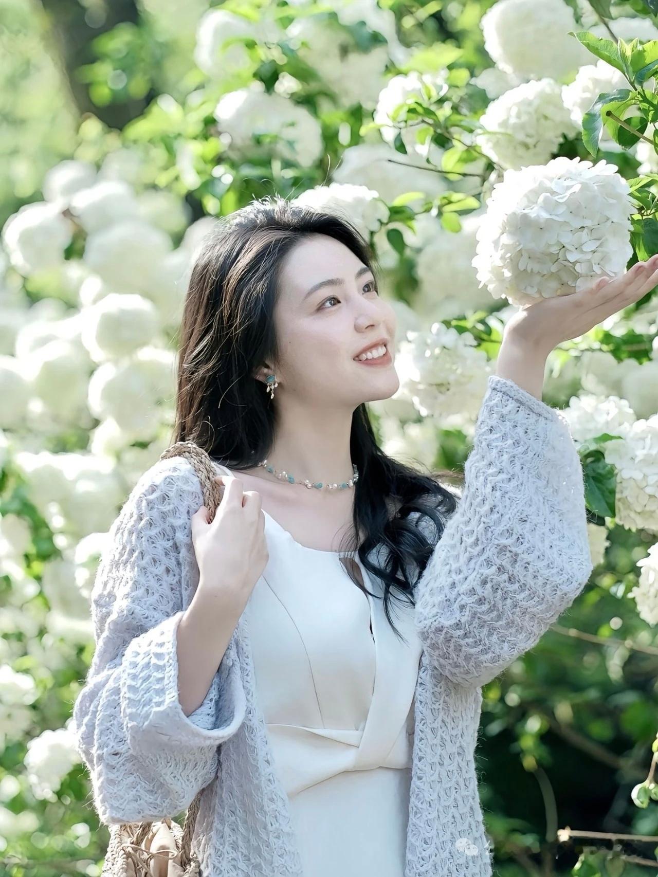 “花间美人笑，玉手捧芳华”，这画面太美啦。想象一下，在繁花簇拥的花园里，一位佳人
