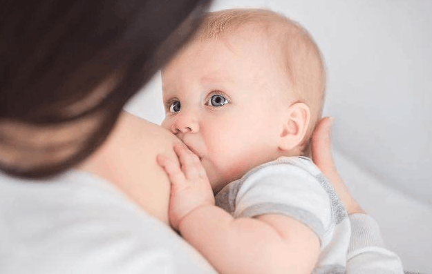 宝宝第一口不是吃母乳会不会引起过敏?