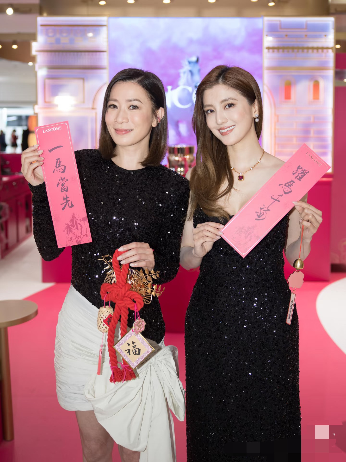 佘诗曼吴千语同框，两人各有各的美