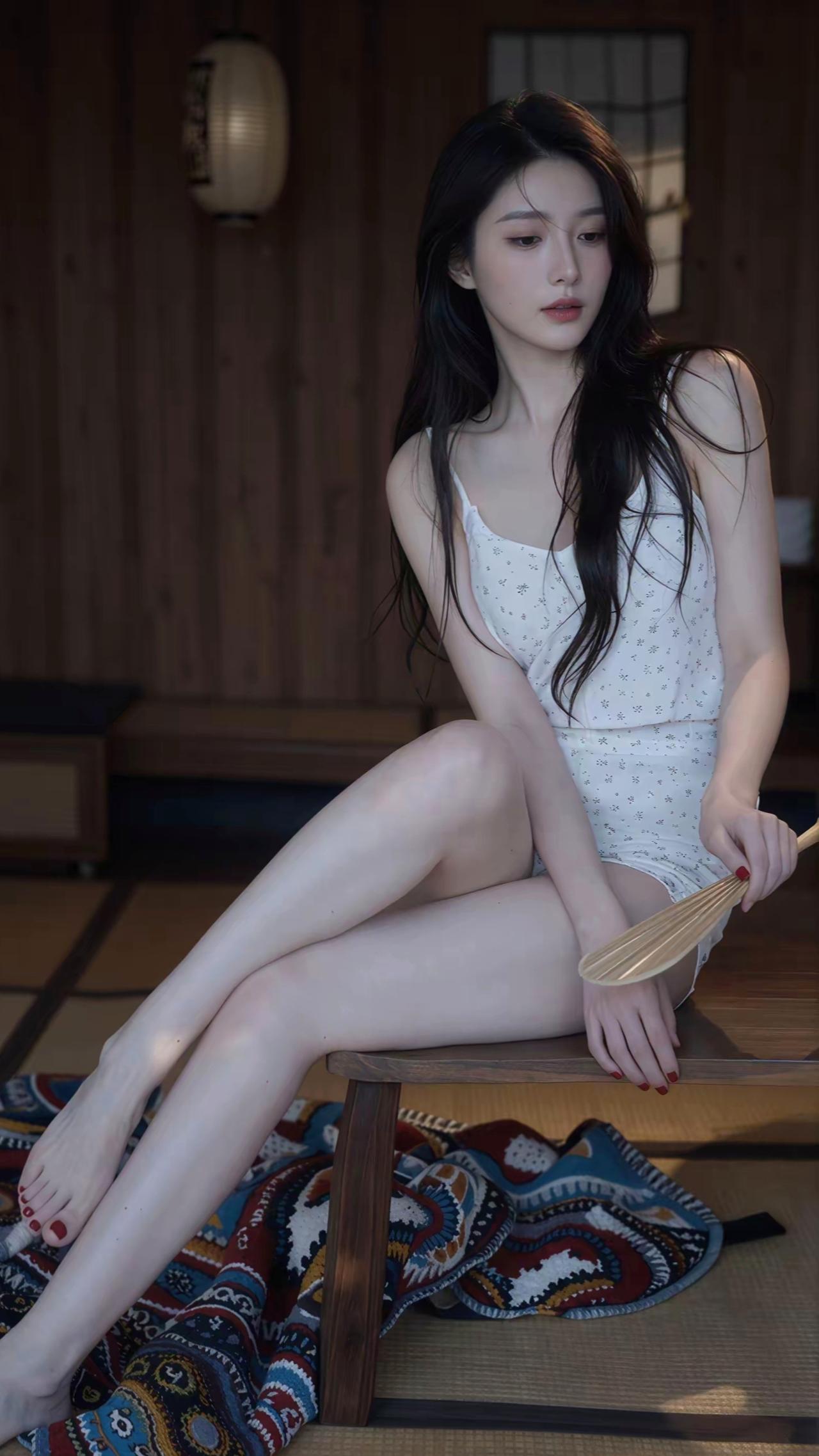 轻摇蒲扇，静坐木榻，美不胜收！高雅气质美女