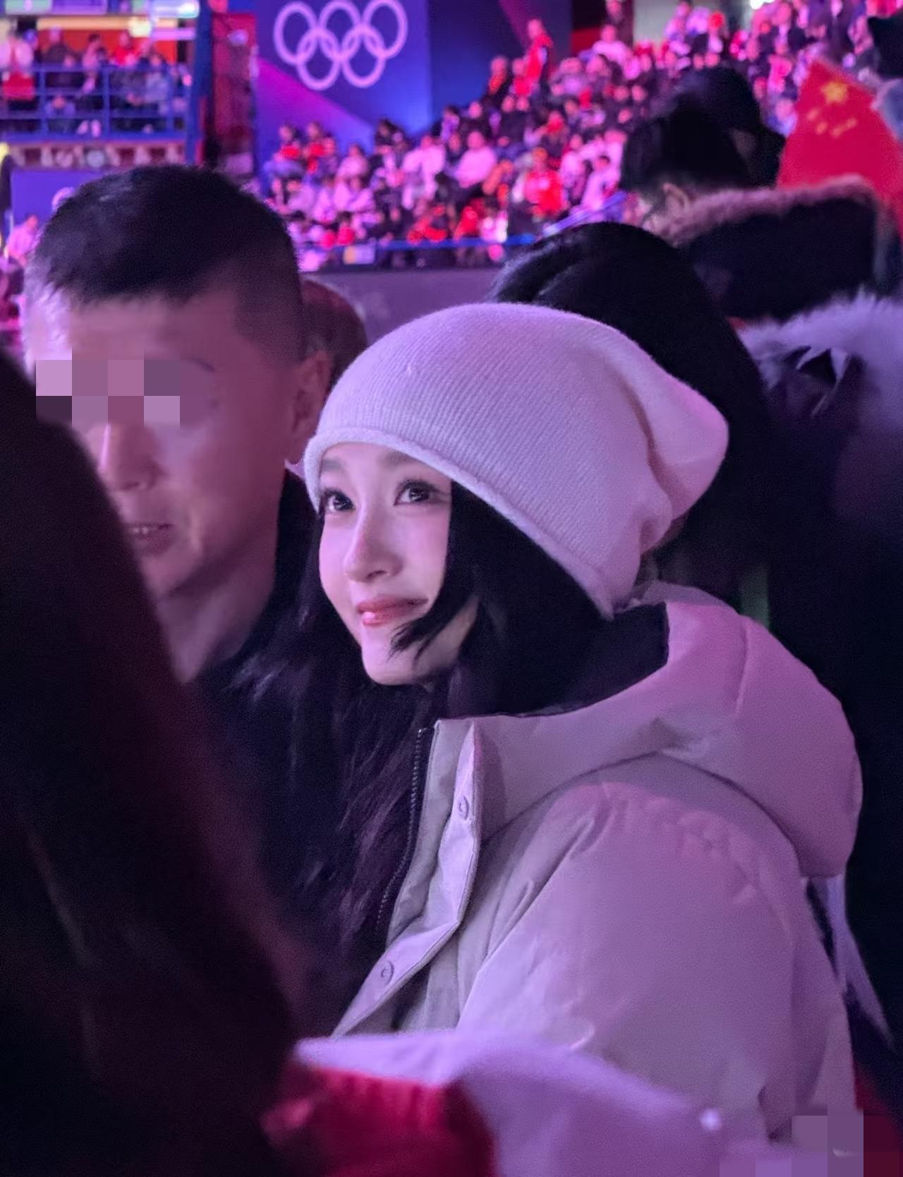 关晓彤被偶遇，冬奥会照片直接冲上热搜第一！这简直是打脸那些说她红毯“土”的人，