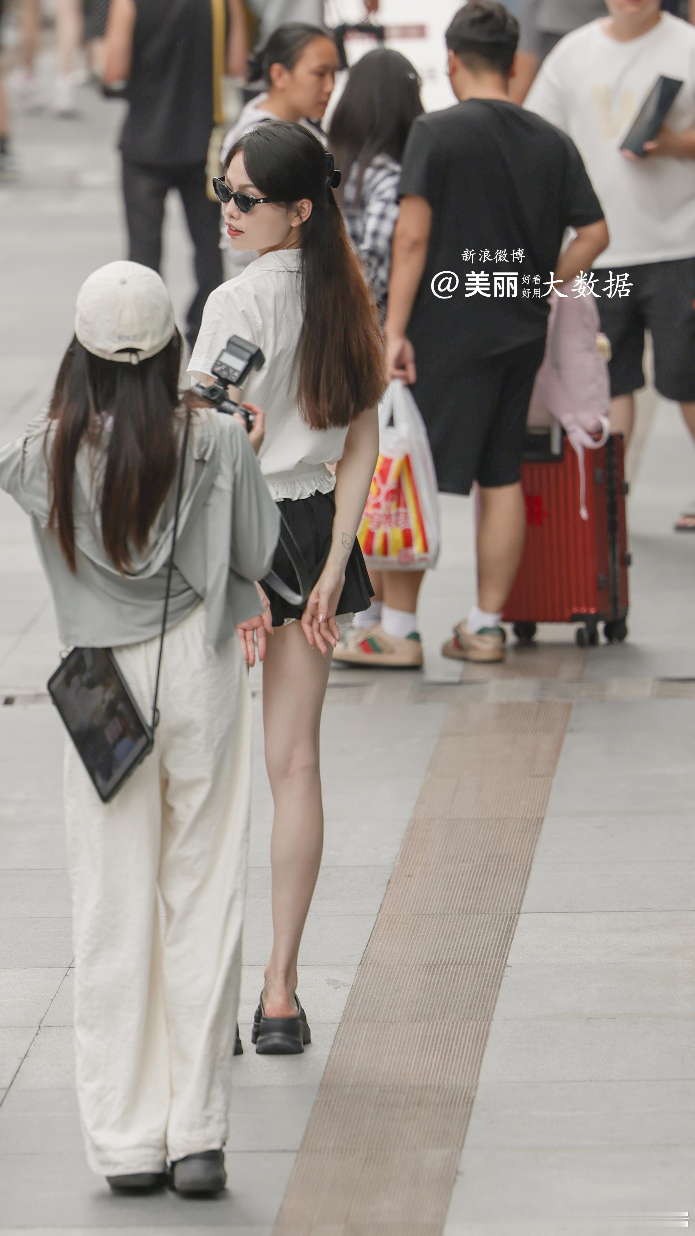 人群中。。。​​​