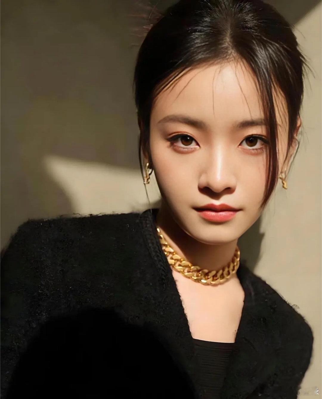 李庚希的热度，不是靠运气堆出来的，是赌出来的。父亲是资源敲门砖，但她没躺平，把《