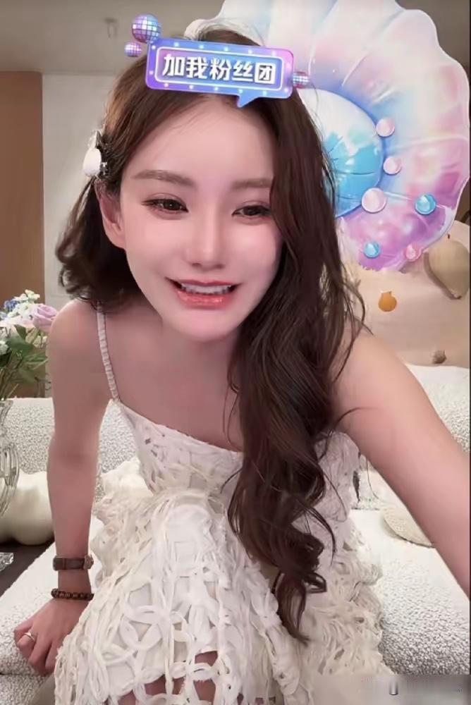真的很佩服小梅，360度无角，怎么样都可以，反正就是不能停止做直播。有意思，她真