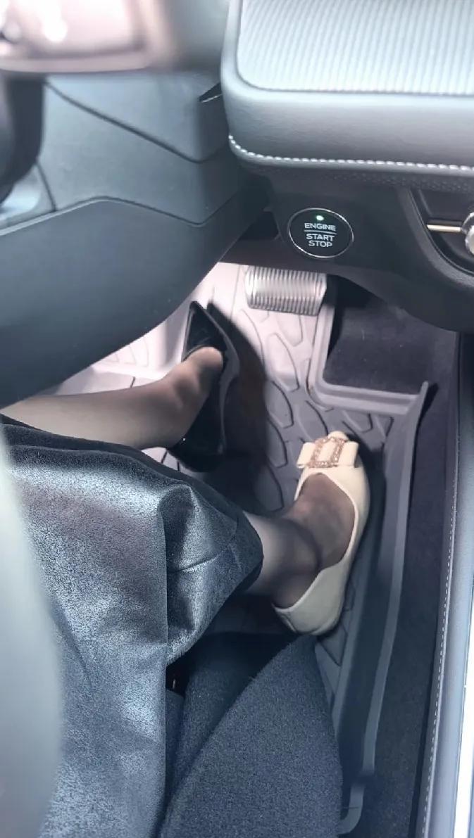 穿这种浅口鞋开车，总觉得心里发慌，脚滑一下踩错油门刹车可咋整？问了圈朋友，