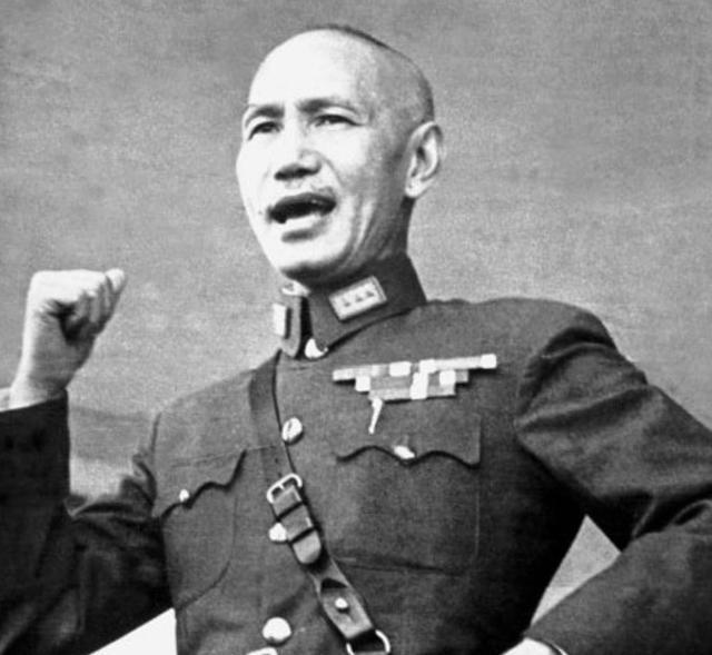 1949年10月，在广州解放前夕，国民党上将刘峙以治病为名，带着三姨太黄佩芬及四