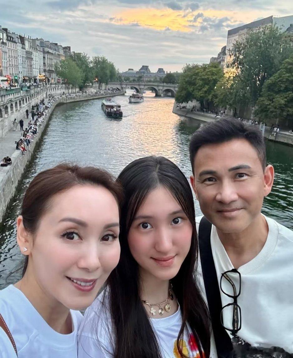 郭可盈晒一家法国旅游照，林文龙也挺扛老的一家子大长腿​​​