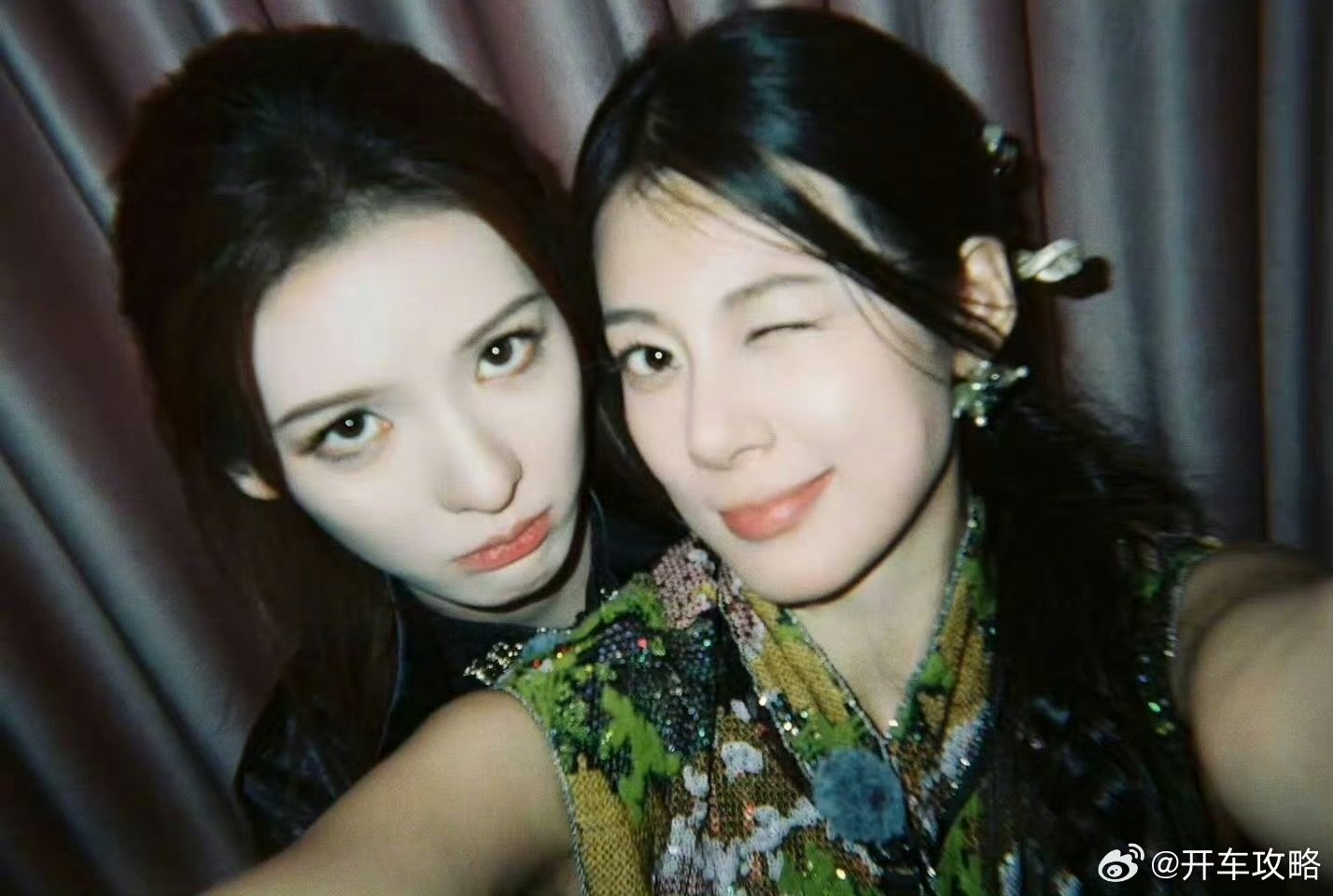 张予曦赵昭仪好明媚伦敦合伙人两位元气满满的明媚少女同框出镜，张予曦容貌精致动人，