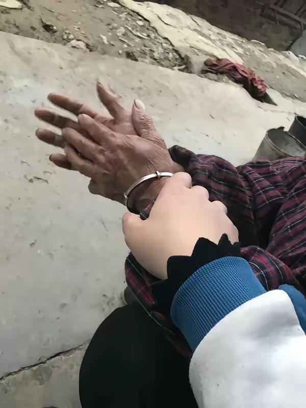 我爸这辈子为我妈做过三件事，我妈说就算哪天真撞见我爸出轨，她也能狠下心原谅。