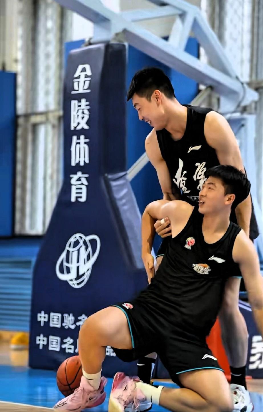 辽宁男篮又发新视频，信息量有点大，张峻豪连续出镜和队友一起训练，说明俱乐部没有放