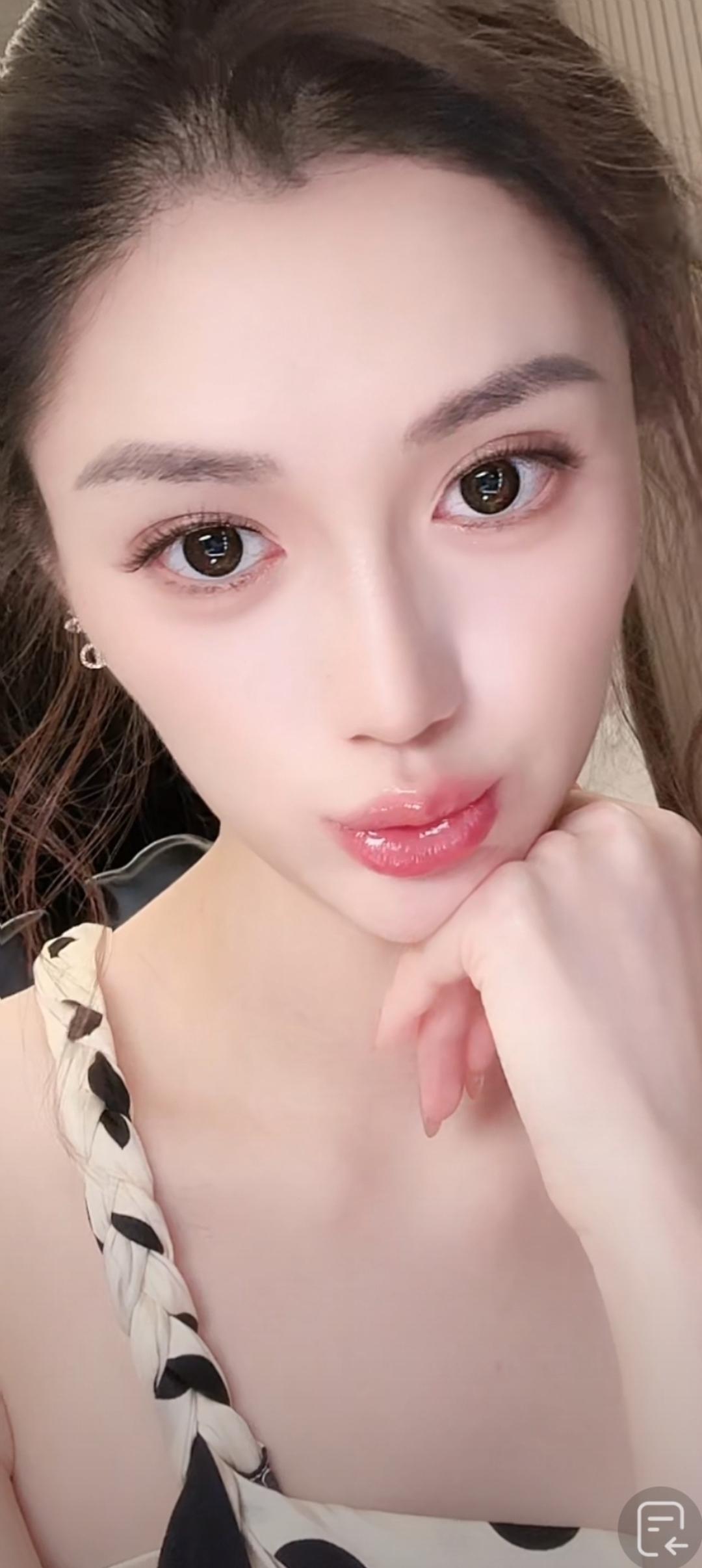 这姑娘看着挺温柔的。