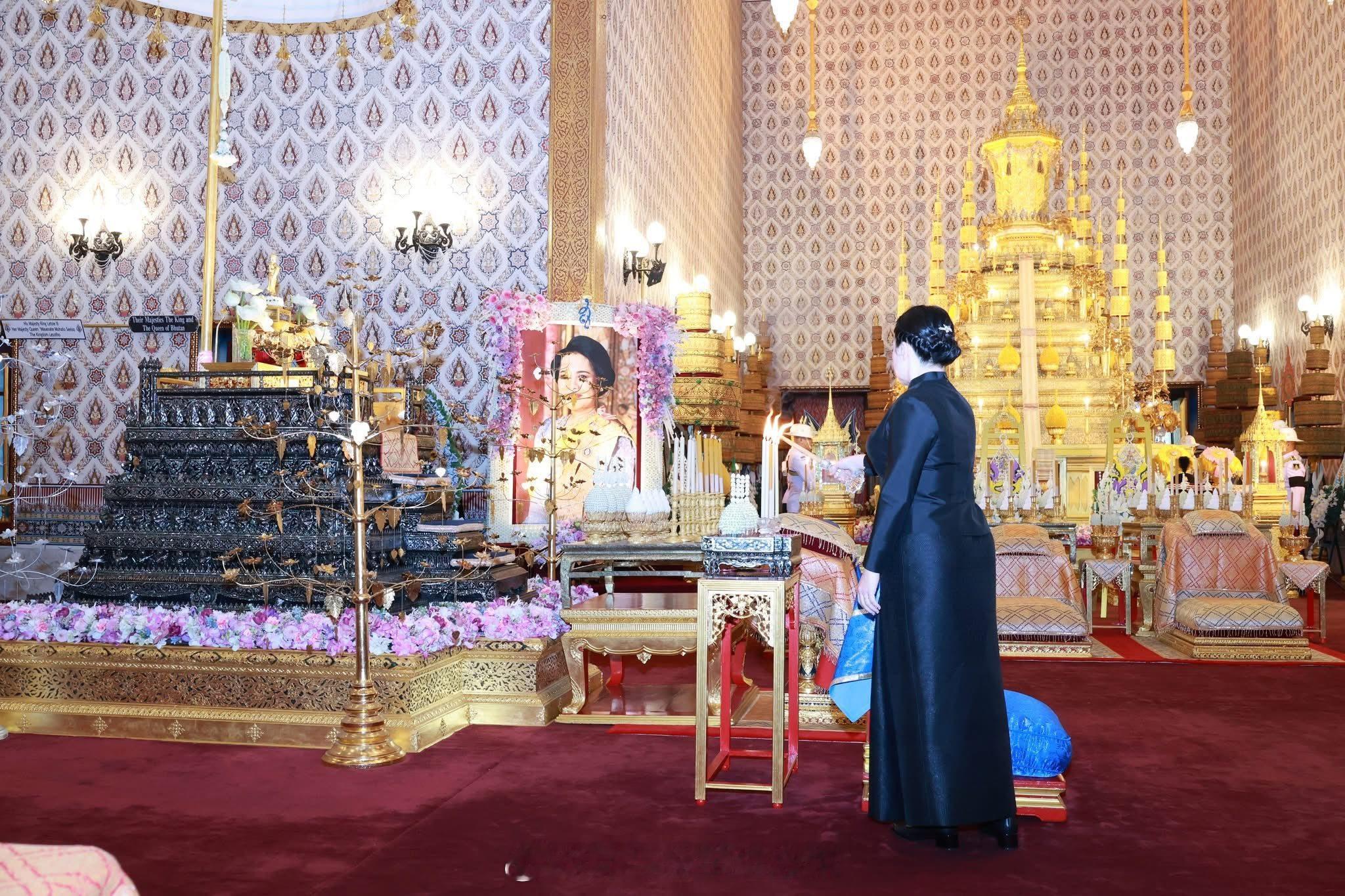 王室王室泰国王室普罗百灵2025年12月27日，百灵和育坤家族的长辈为红唇姐守