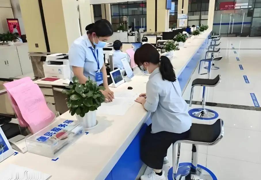 平时出门办事稍加留意就能发现很有意思的现象，去政务大厅办事，窗口工作人员基本都是