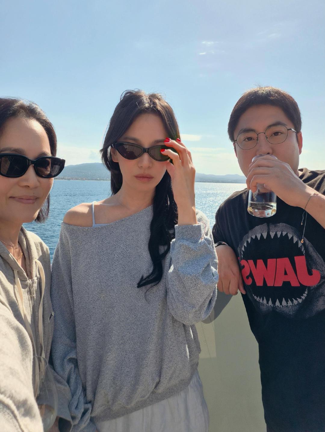 宋慧乔又瘦了宋慧乔在戛纳的海边宋慧乔是不是又瘦了啊！感觉下巴都尖了！