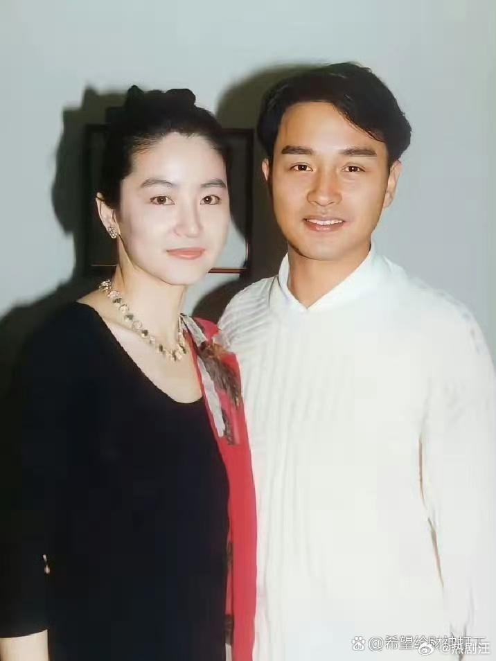 25年前，张国荣去探望刚刚做了妈妈的林青霞。