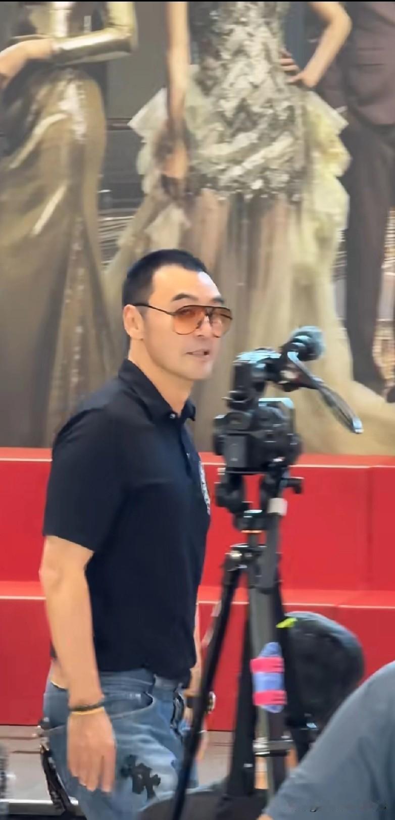 好嘞！72岁的钟镇涛B哥近期回TVB客串新剧《巨塔之后》啦！他已有32年未拍TV