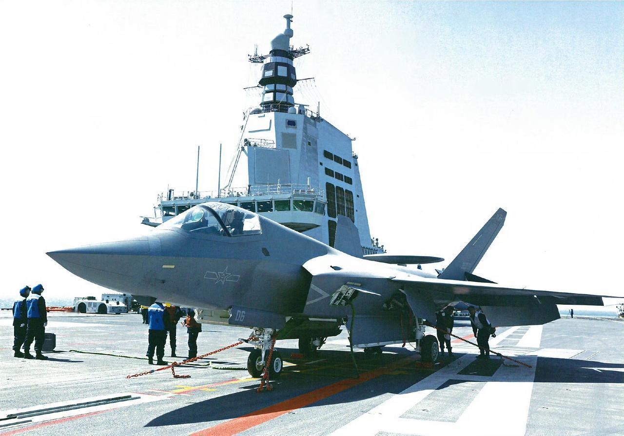 当歼-15还在甲板上依靠尾部的充电口进行保障作业时，新一代的歼-35已经用更高效