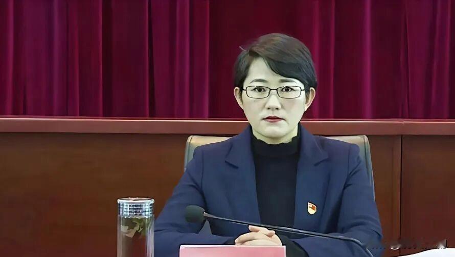 美女贪官庞新秀，曾任云南省丽江市华坪县委副书记、县长。1998年10月参加工