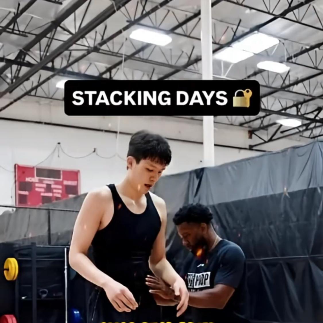 杨瀚森最新训练！NBA资深训练师克里斯.约翰逊发布了杨瀚森最新训练照片，显示小杨