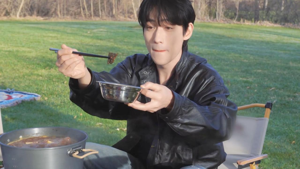 朱一龙“水果报吃”：顶流也难逃的海外美食“劫”2026年开年，朱一龙在洛杉矶