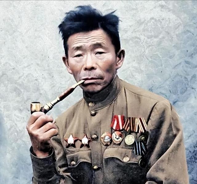 1941年，一个身材矮小的木匠加入了苏联红军，任火头兵，但是谁也没有想到，就是这