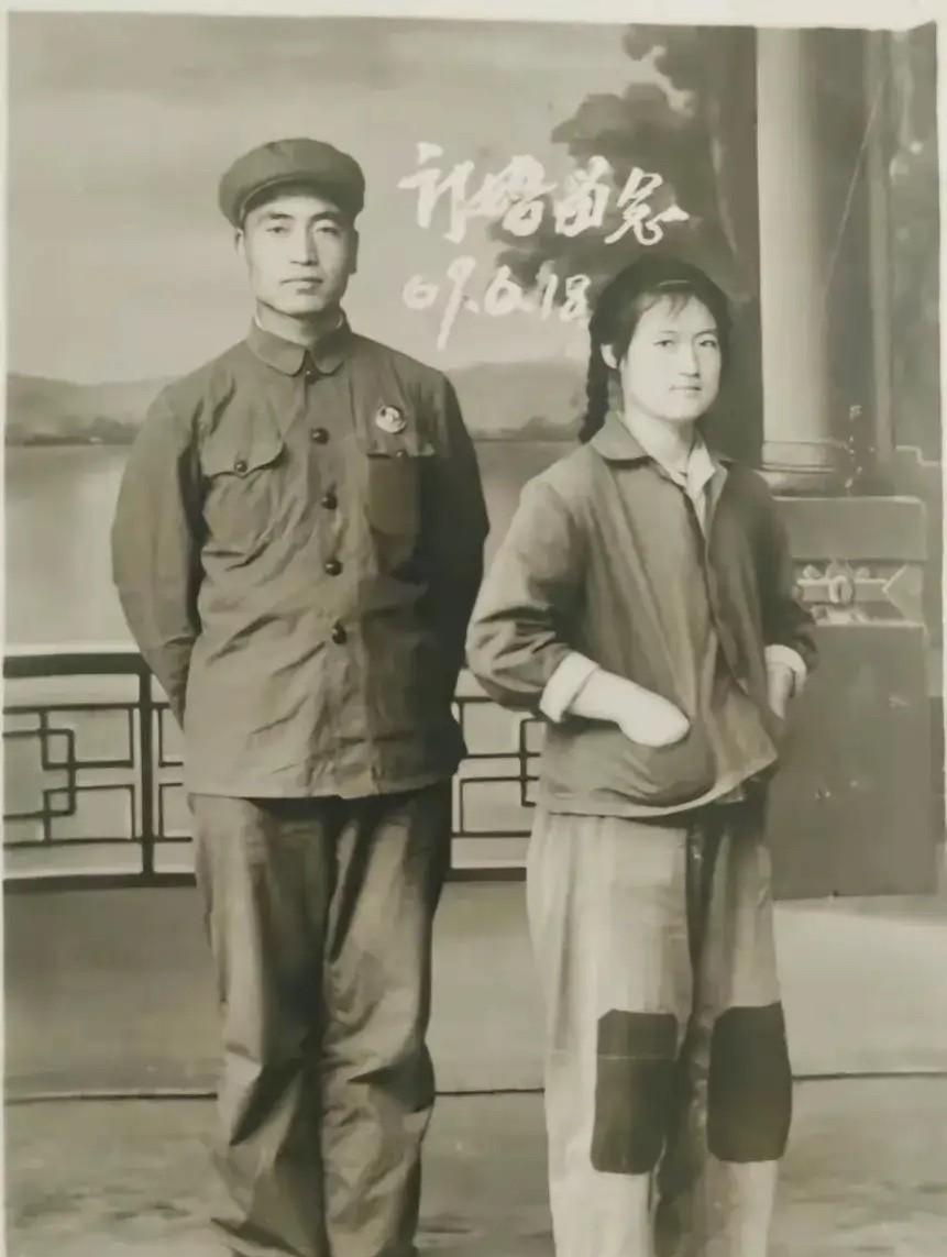 这对小情人订婚前大概还没拉过手尽管女青年的裤子上打着补丁，但也掩盖不住她那沉静