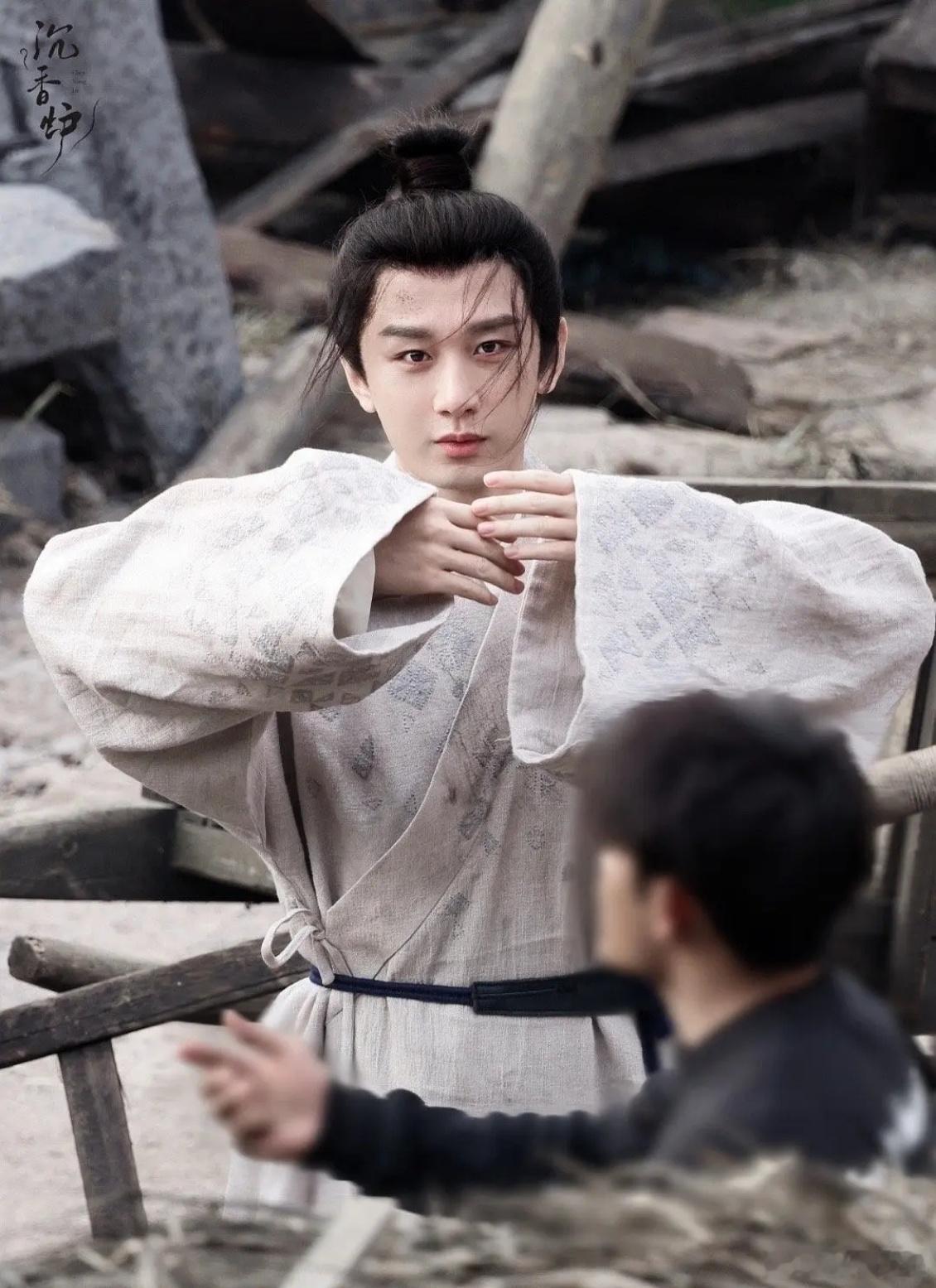 成毅两京十五日高清路透成毅《两京十五日》太子路透颜值暴击！一袭古装身姿卓绝，眉