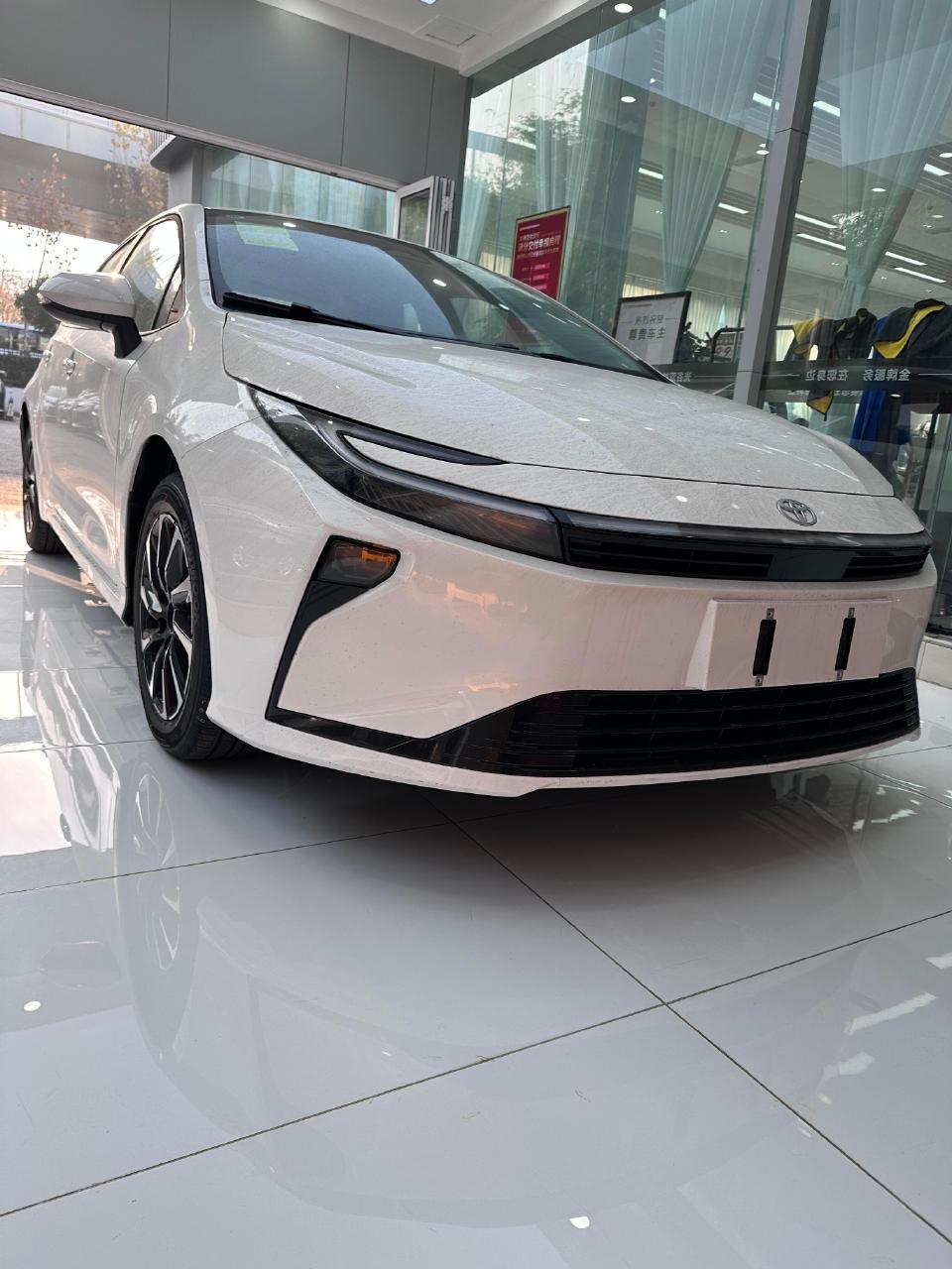 中期改款的卡罗拉双擎版本的价格也只需9.9万元！实车看上去还不错，有没有小一