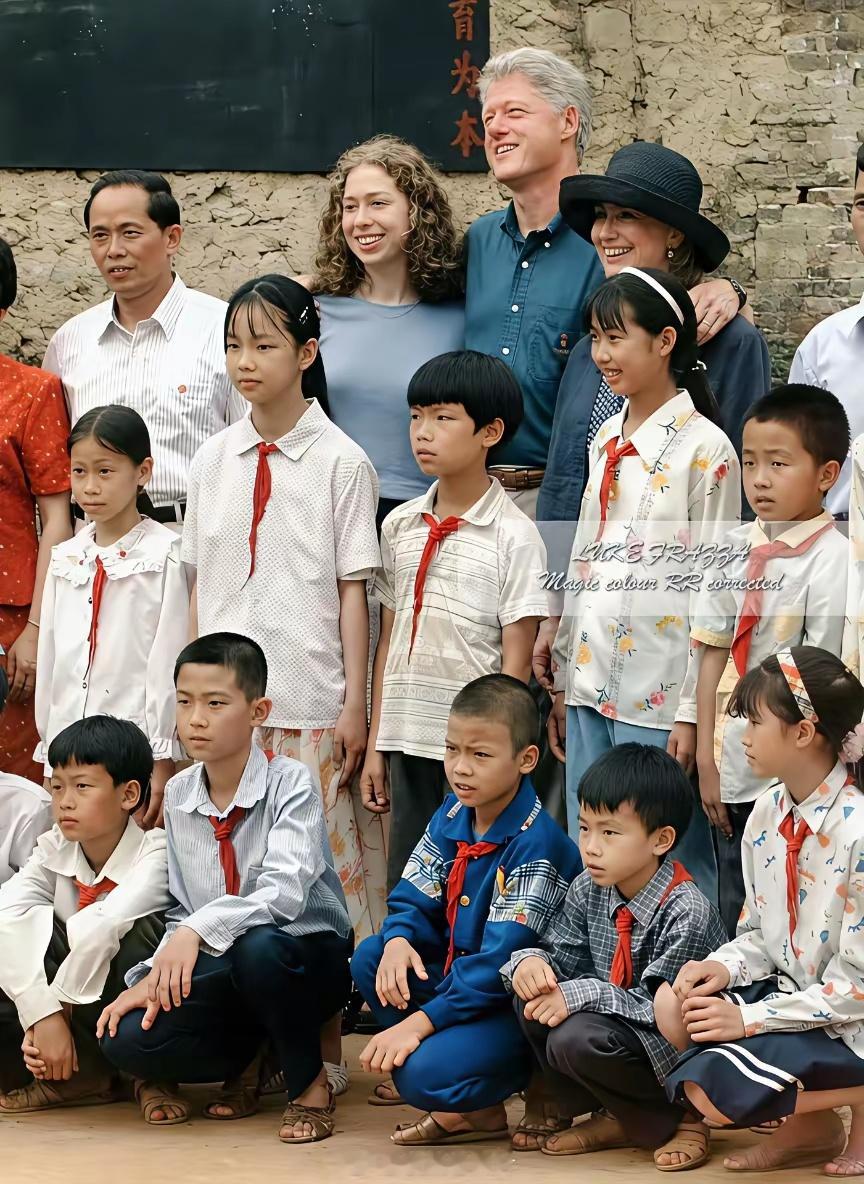 1998年，桂林某小学欢迎克林顿。美国人最喜欢这样的中国吧？
