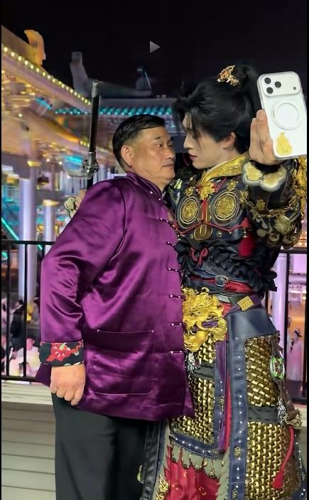 大衣哥真的被小鲜肉给征服了！在舞台上表演的大衣哥一把被小鲜肉搂在怀中，大衣哥的眼