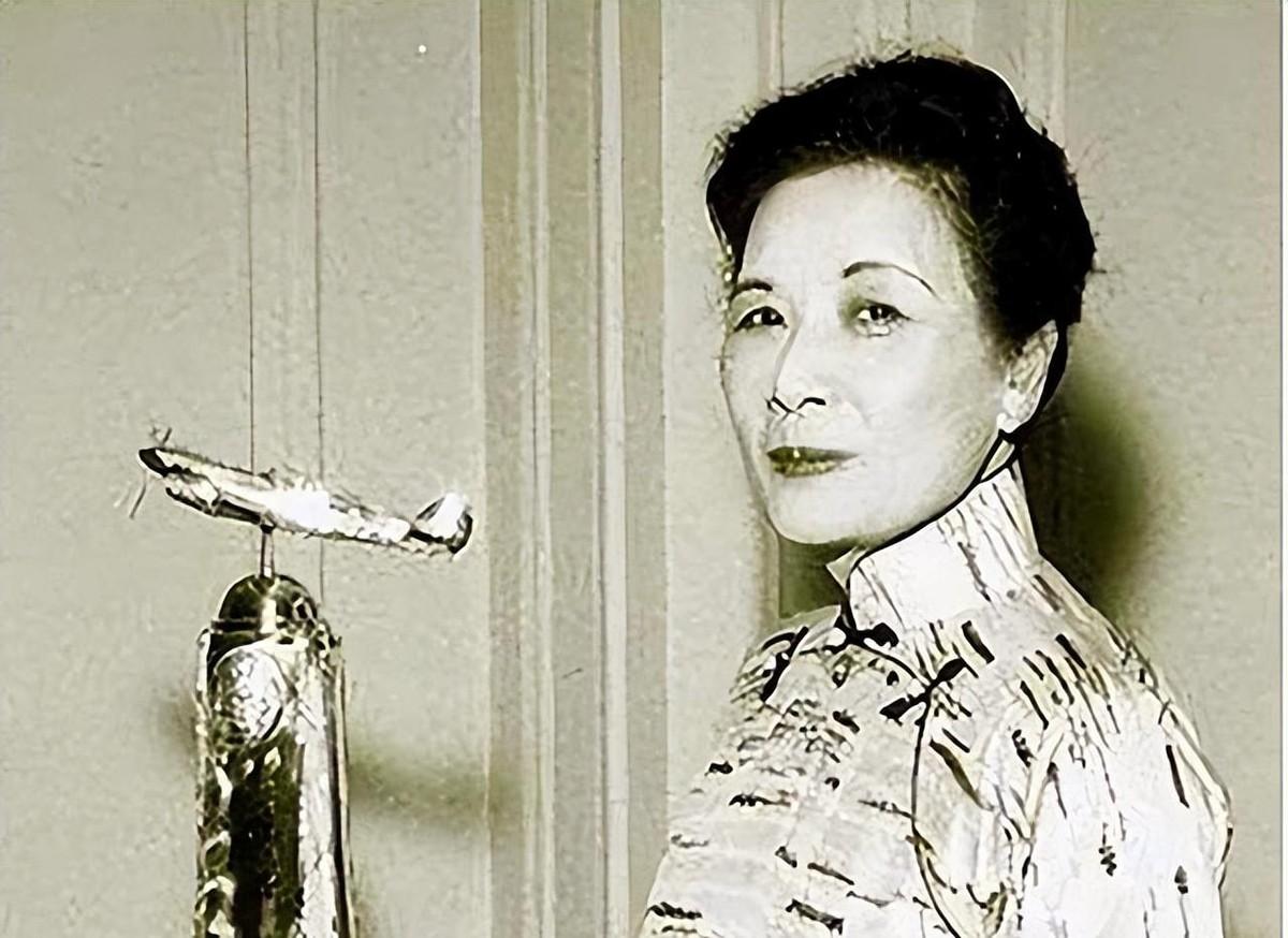 2003年，106岁高龄的宋美龄在宋子文墓前哭诉，宋家后人为何全部长眠于此？2