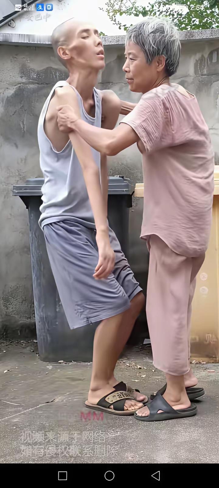 这一跪，瘦骨嶙峋的身子里装着千斤重的愧疚。他是癌症晚期的儿子，再也没能成为