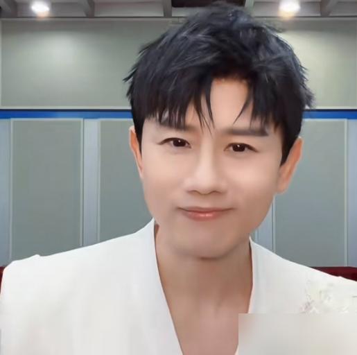 那个为张杰卖房、去澡堂子卖唱的女人，最后竟然输给了一个主持人？2005年的