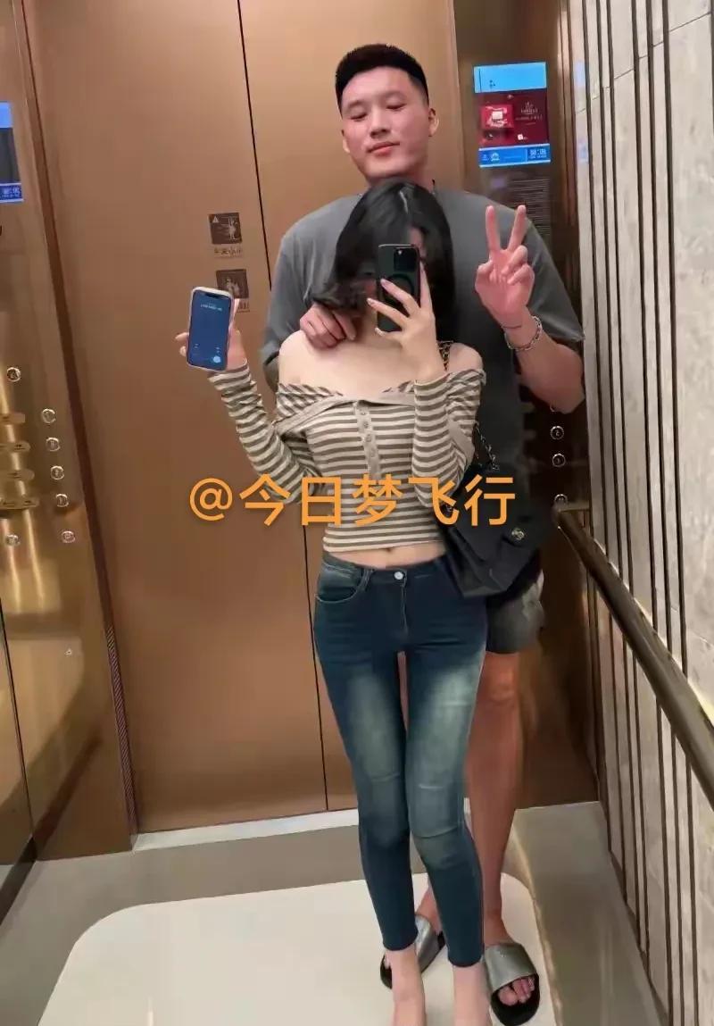 曾繁日晒家庭生活照，下赛季去向仍未明朗！今天消息：曾繁日更新社媒，晒出家庭生活