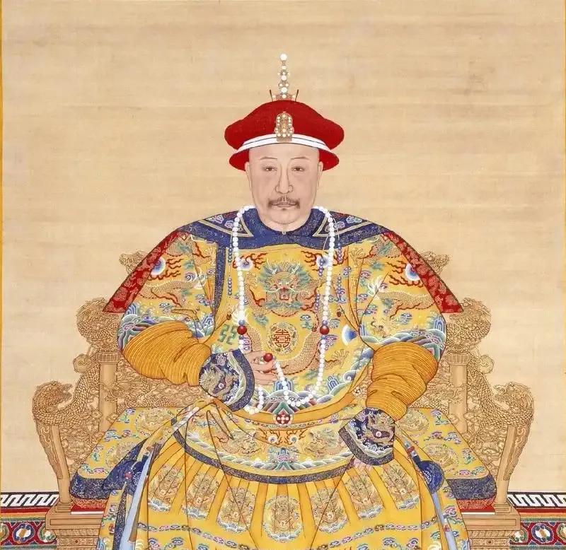 嘉庆元年(1796年)八月，乾隆帝86岁大寿，以太上皇身份到避暑山庄过生日。跟随