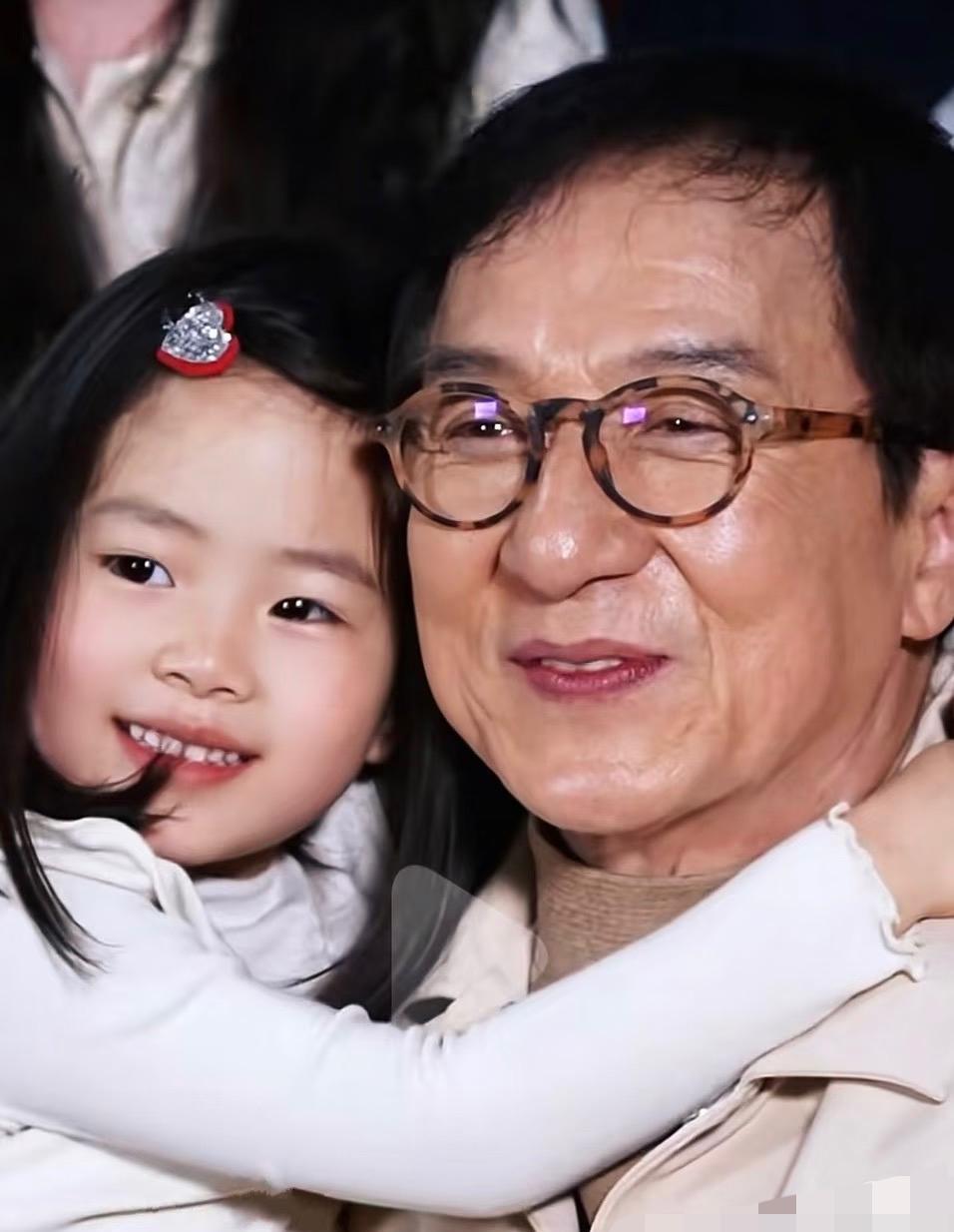 71岁的成龙，深夜酒店独坐。子女全无音讯。镜头外的孤独，比电影更真实。当年