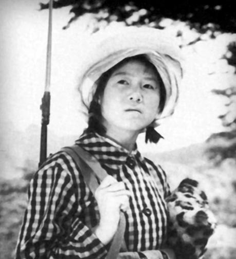 1975年，湖北神农架几名妇女正在田里挖洋芋时，一位女孩因为内急跑去树林中解决，
