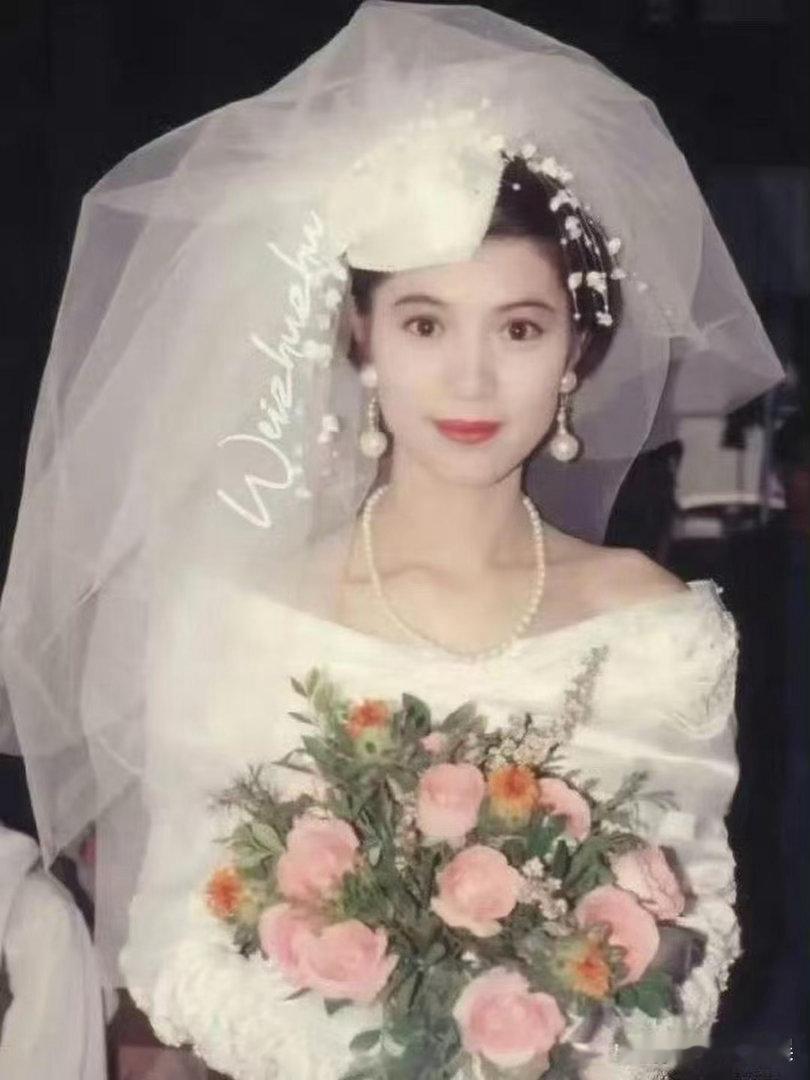 袁咏仪二十年前的婚纱照，经典又耐看，放到现在依然美得让人心动。