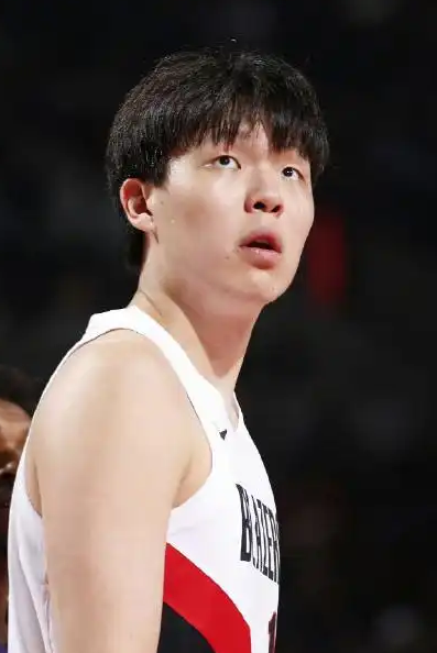 关于杨瀚森，不吐不快！1.关于夜宵，大家都在批评他女朋友，我不以为然。内因是第