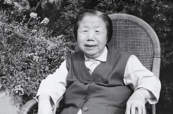 1992年7月11日，邓颖超去世后，她的秘书赵炜向中央提出了四个要求。然而，中央