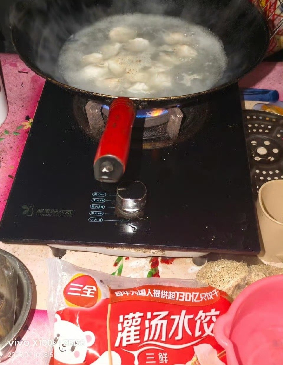 买了两包六块钱的饺子被骂哭