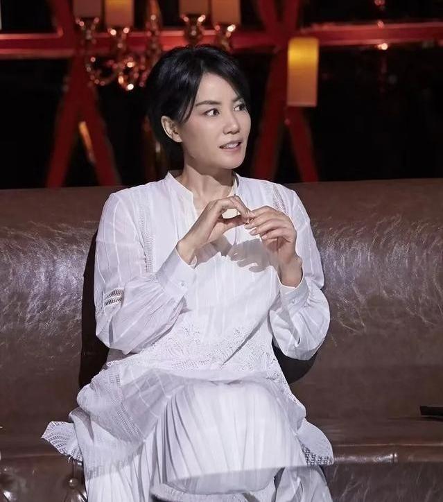 1997年，王菲以6000w的天价，签约百代唱片公司。拿到钱的第一时间，她跑到北